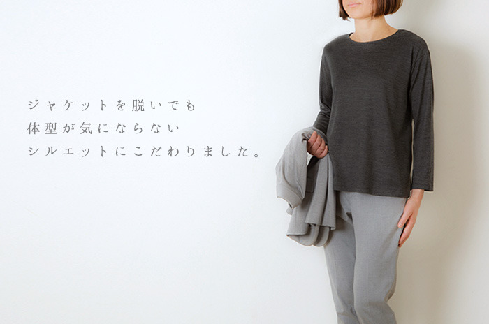 ジャケット手にもつ